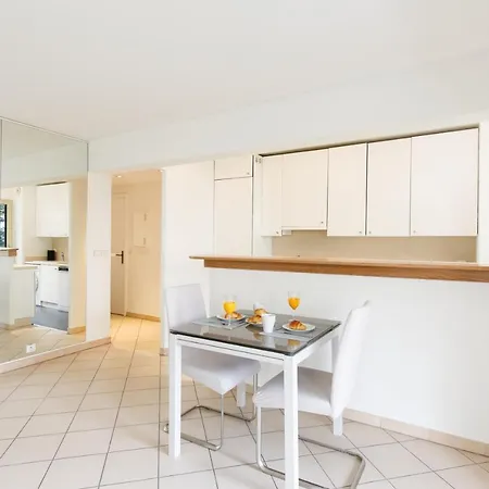 Select Yourhosthelper Апартаменты *