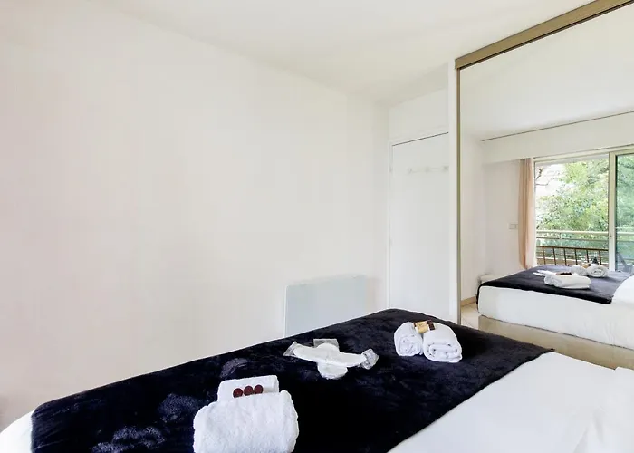 Select Yourhosthelper Apartman *