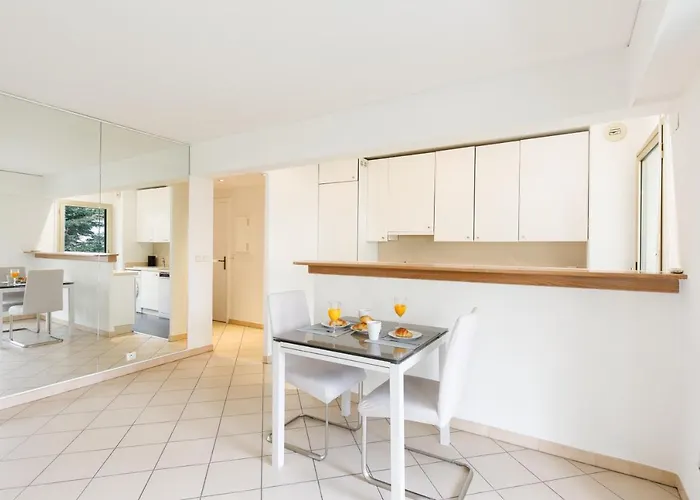 Select Yourhosthelper Apartman *